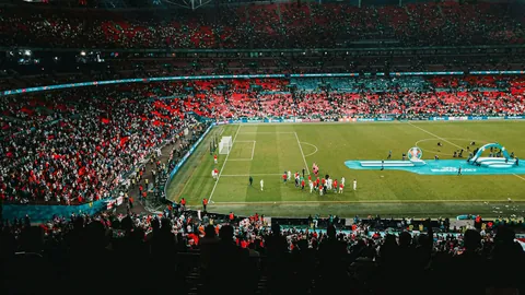 当代足球新星是否持续进步？昔日辉煌是否已成过去？