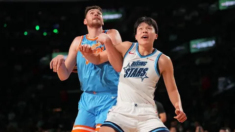 王曼昱与蒯曼新加坡大满贯女双赛事成功晋级八强