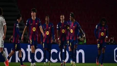 “冬奥辉煌延续：小萨马兰奇点赞中国冰雪热情，亚冬会热度高涨新华网报道”